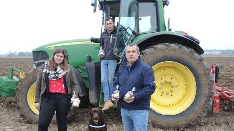 Olivier Schintgen propose, depuis octobre 2020, une gamme élargie à base de lentilles, pour compenser la perte de rentabilité des grandes cultures. Ici avec ses enfants, Charlotte et Tanguy. © F. Mélix